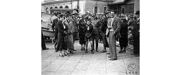 Napoli Un legionario e due ufficiali dell'esercito, insieme ad un gruppo di civili e ad un bambino in divisa da balilla,  posano per una foto ricordo alla Stazione Marittima del molo Pisacane