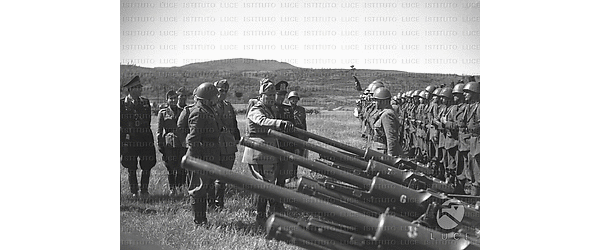 Il Duce osserva i cannoni della Divisione Diamanti mentre passa in rassegna le truppe