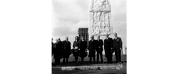 Roma Lo scultore Dazzi con la moglie e la figlia di Marconi in mezzo a numerose autorità davanti al monumento a Marconi