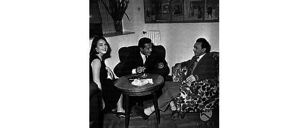 Franca Tamantini, Raffaele Giangrande e Paolo Levi, seduti intorno a un tavolino, conversano tra loro