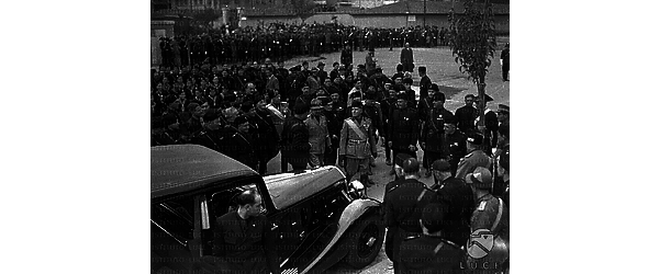 Roma Mussolini, il ministro De Vecchi, Pietro de Francisci e autorità in orbace ripresi in un piazzale nei pressi della città universitaria