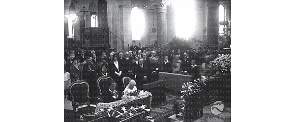 Roma Gli sposi Edda Mussolini e Galeazzo Ciano inginocchiati davanti all'altare durante il rito nuziale nella chiesa di S. Giuseppe