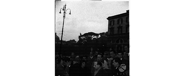 Momenti del funerale di Guido Notari: ripresa dall'alto di amici e parenti in piazza del Popolo - totale