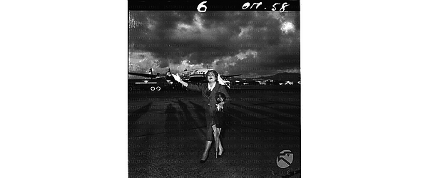 L'attrice americana Mary Pickford sulla pista dell'aeroporto di Ciampino - totale