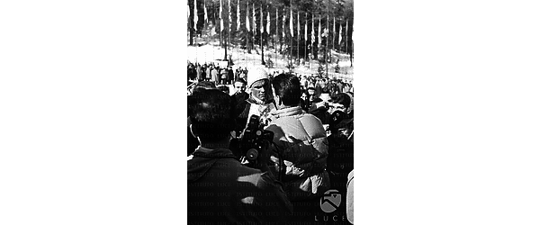 Cortina d'Ampezzo Tony Sailer, vincitore dello slalom gigante, viene intervistato da un giornalista; un cineoperaore è pronto a riprenderlo