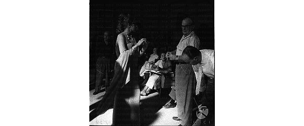 L'attrice Sylvia Lopez, negli studi di Cinecittà, in una pausa della lavorazione del film "Erode il grande" con il regista Arnaldo Genoino ed altre persone - piano americano
