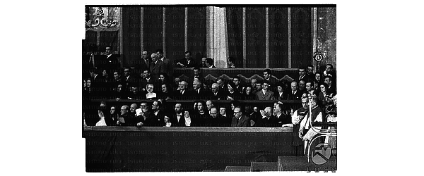 Personalità del mondo diplomatico sedute nello spazio riservato alle autorità civili per presenziare all'incoronazione di papa Giovanni XXIII - totale