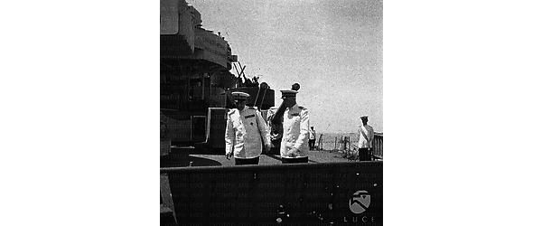 L'ammiraglio Riccardi visita la Regia Nave Littorio accompagnato da un alto ufficiale