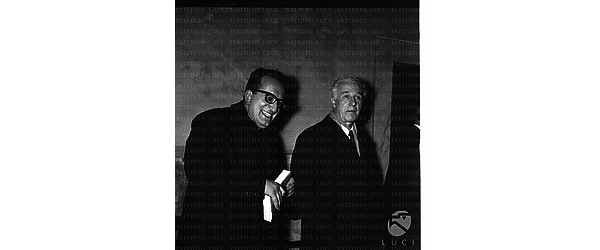 Ernesto Balducci e Raimondo Manzini in occasione del dibattito sulla letteratura religiosa in Italia - piano americano