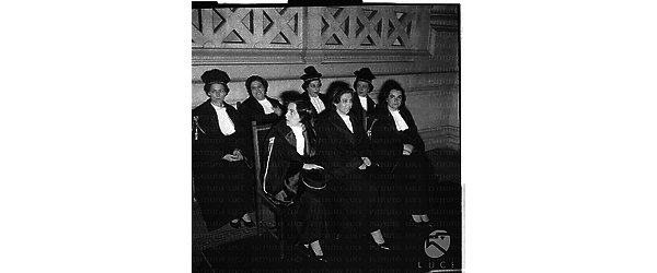 Le donne giuriste sedute a palazzo di giustizia, da sinistra in alto Anna Groffelli, Anna Giambrino, Maria Flora Santucci, Maria Sofia Lanza nella fila davanti sempre da sinistra Angela Sarina, margherita Puccinelli e Maria Rosa Bersano - totale