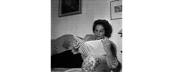 La pianista Luisa Perlotti in casa, con la partitura di Tosca - piano medio