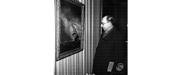 Il ministro Azara davanti ad un quadro di un pittore fiammingo - piano americano