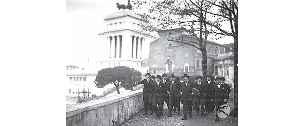 Roma Mussolini passeggia con membri della commissione del piano regolatore di Roma e personalità sulla terrazza-giardino antistante palazzo Caffarelli al Campidoglio