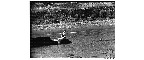Ingrid Bergman su un molo a Santa Marinella con i figli - campo lunghissimo