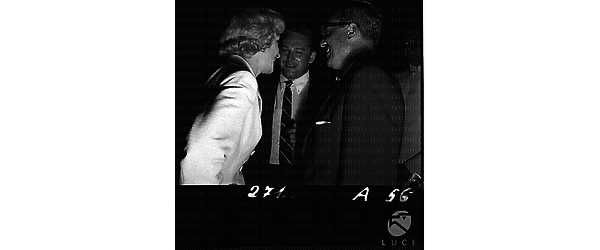 Marlene Dietrich Arthur O'Connell e un uomo con gli occhiali al ricevimento della Titanus - piano americano
