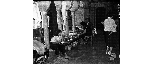Roma Un gruppo di sfollati delle zone bombardate mangia e riposa seduto accanto al colonnato del chiostro di San Lorenzo