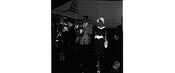 Dean Martin con l'attrice Eva Bartok (con il cappello in testa), un'altra donna, forse la moglie dell'attore, e altre persone - piano americano
