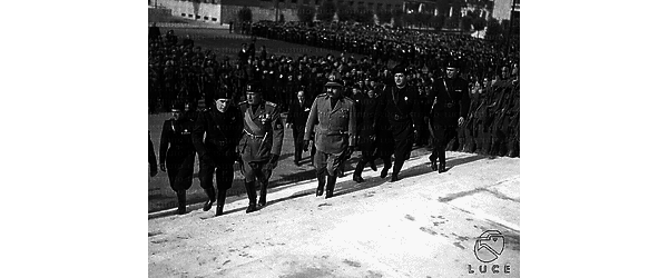 Roma Mussolini sale la scalinata d'ingresso del rettorato accompagnato da Pietro de Francisci, dal ministro De Vecchi e da autorità in orbace