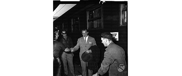Fernando Previtali, in partenza per Berlino, ripreso mentre stringe la mano ad un uomo prima di salire sul treno - totale