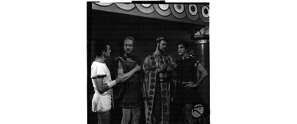 Da destra, in abiti di scena Gustavo Rojo, Petri, Lulli e Massimo Carocci sul set del film Giulio Cesare contro i pirati - piano americano