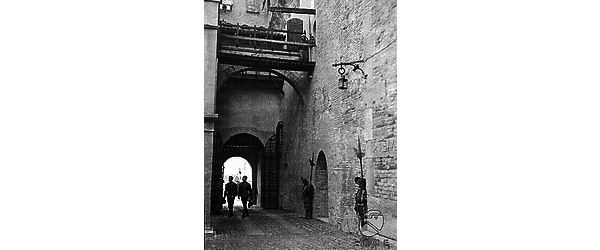 Gradara Comparse in costumi di scena disposti vicino ad una porta del castello durante le riprese del film