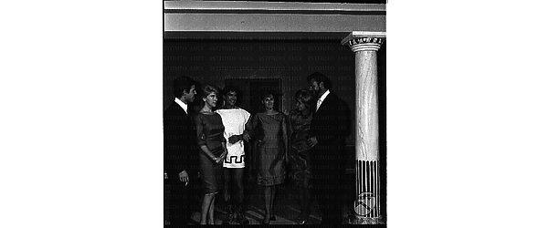 Da sinistra Franco Preti, Susan Terry, Gustavo Rojo, una donna e Franco Leri (?)  in posa - totale