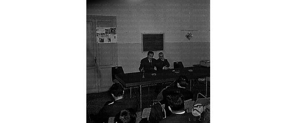 Pietro Germi mentre parla al tavolo in compagnia di Mario Monicelli