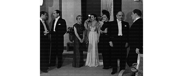 Ruggero Ruggeri (a destra) e Fanny Marchiò (al centro) impegnati in una scena con altri attori della compagnia