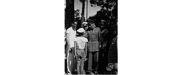 Roma Galbiati, durante la sua visita alle colonie della G.I.L. "Armando Casalini" e "Carlo Margottini" a Villa Narducci, conversa affettuosamente con uno dei bambini