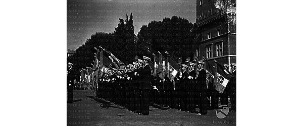 Roma Allievi di una scuola della marina militare, schierati in piazza Venezia, sorreggono tricolori