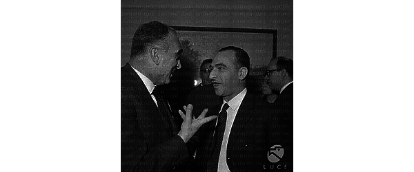 Luigi Barzini  jr conversa animatamente con Lattuada