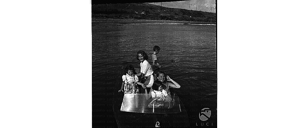 Ingrid Bergman, la figlia Friedel Pia Lindstrom e i tre piccoli Rossellini, ripresi a bordo di un'imbarcazione nelle acque di S. Marinella. Campo medio