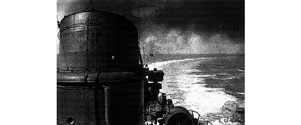La ciminiera di una grande nave da guerra italiana in navigazione