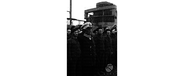 Il comandante Enzo Grossi e l'equipaggio del Barbarigo schierati sul molo durante la celebrazione militare, Grossi fa il saluto militare