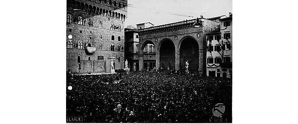 Firenze Inquadratura dall'alto di Piazza della Signoria gremita di gente in occasione della visita del Fuhrer; sullo sfondo le sculture di "David" ed "Ercole e Caco"e la Loggia dei Lanzi