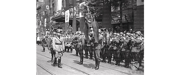 Berlino Galeazzo Ciano passa in rassegna una banda militare tedesca schierata sulla Askanischer Platz