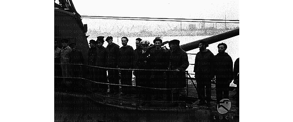 Il comandante Enzo Grossi sul ponte del Sommergibile Barbarigo insieme ai marinai
