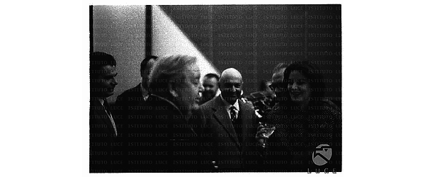 In primo piano (sfocato)  Charles Laughton dietro Eleonora Rossi Drago e Coiletti durante il cocktail  del film Sotto dieci bandiere - piano medio
