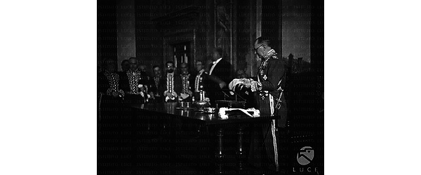 Roma Il discorso del nuovo presidente della regia Accademia d'Italia Guglielmo Marconi, al tavolo degli oratori, nella sala delle Prospettive di villa La Farnesina, alla presenza di Mussolini