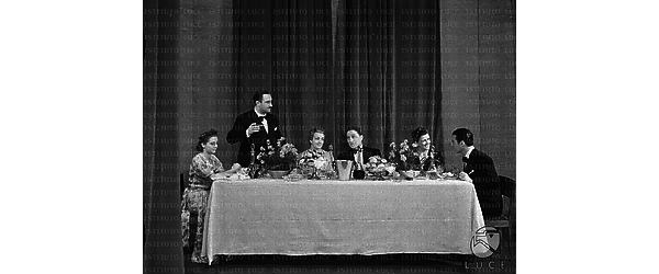 Roma Alcuni attori della compagnia impegnati in una scena intorno ad un tavolo da pranzo