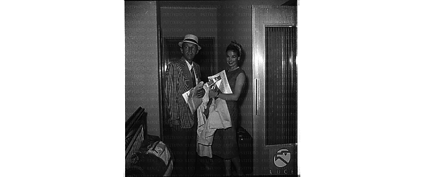 L'attore Bing Crosby con la moglie in un hotel di Roma. Totale