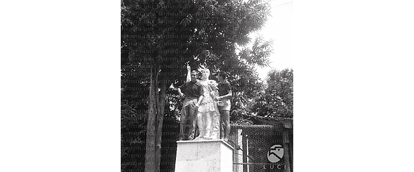 Grottaferrata Cella e Ramusani in piedi su una statua