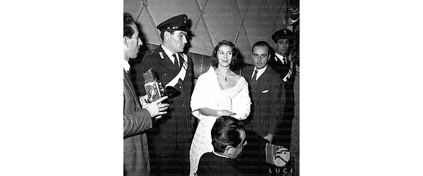 Miriam Bru accanto ad un poliziotto