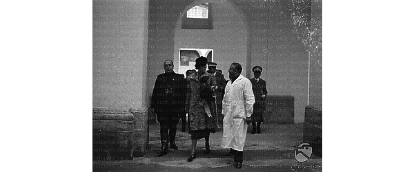 Napoli Maria Josè, accompagnata da un medico e da autorità del partito fascista, percorre un porticato durante la visita alle nuove strutture dell'Ospedale