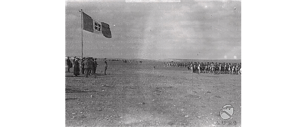 Palestina La cavalleria di soldati turchi sfila davanti a Umberto di Savoia e le altre autorità sull'attenti sotto la bandiera italiana sventolante