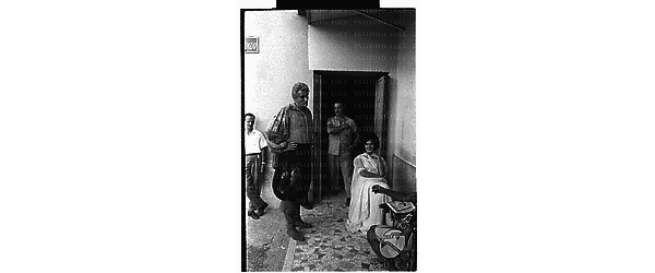 Vittorio Gassman e Belinda Lee, in abiti di scena, durante una pausa della lavorazione del film Fantasmi a Roma - campo medio
