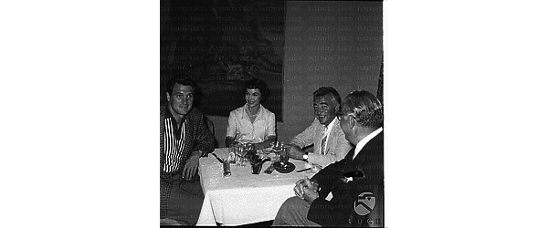 Jennifer Jones, Rock Hudson e Charles Vidor seduti al tavolo di un ristorante; totale