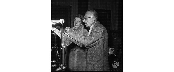 Andreina Pagnani e Lauro Gazzolo in un momento del doppiaggio - piano americano