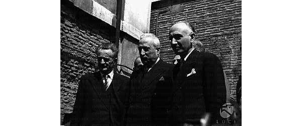 Roma Il Ministro Ferrari, S. E. De Nicola ed il sottosegretario Jervolino ripresi durante l'inaugurazione della Mostra della Ricostruzione Ferroviaria di Roma