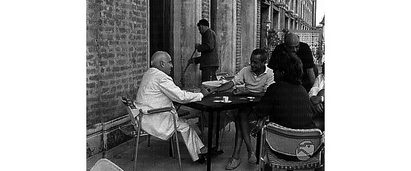 Angelo Rizzoli gioca a carte in un bar di Venezia con Sandro Pallavicini - totale